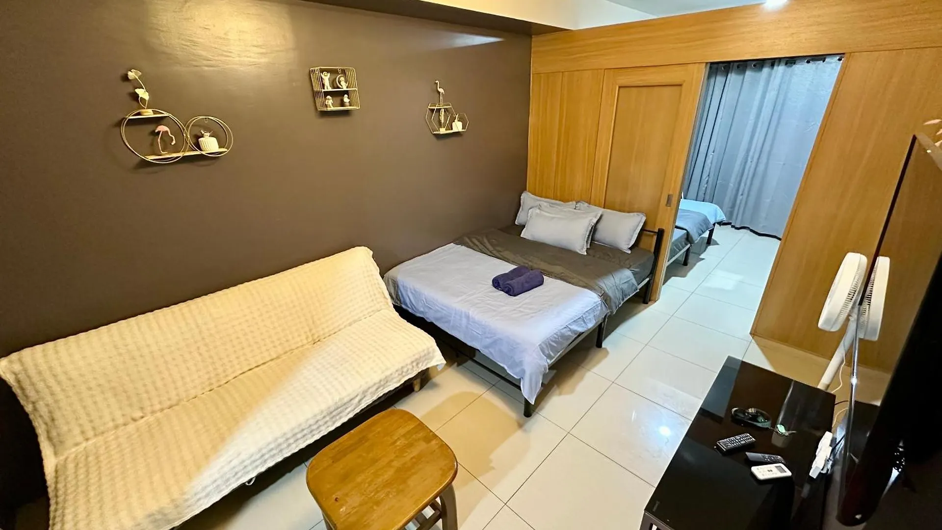 Kathys Crib Family Suite Room Manila Aparthotel